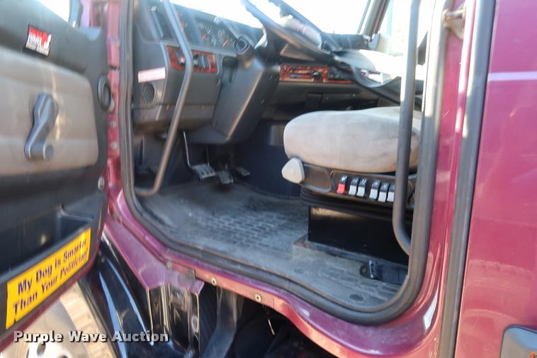 image for item DD1622 2002 Volvo VNL semi truck