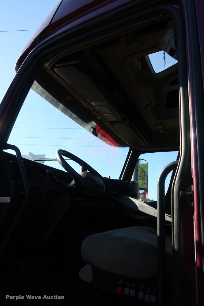 image for item DD1622 2002 Volvo VNL semi truck