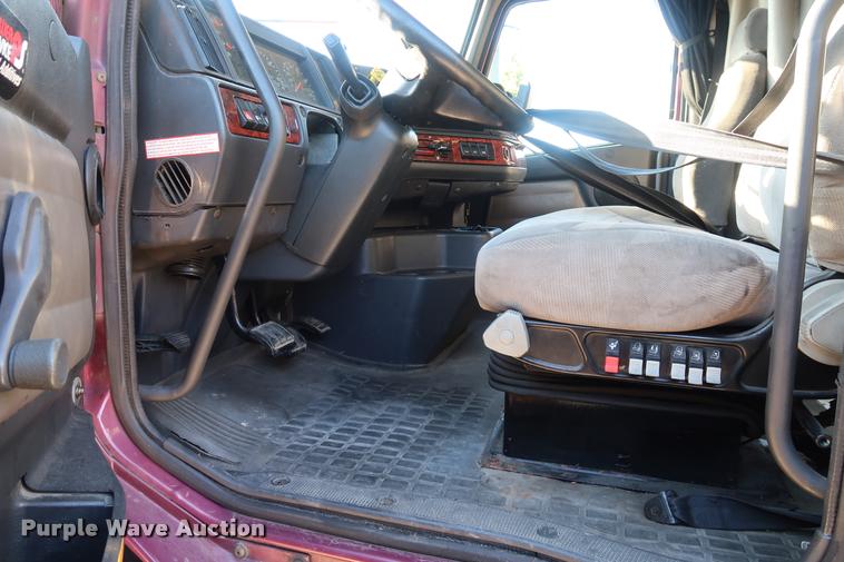 image for item DD1622 2002 Volvo VNL semi truck