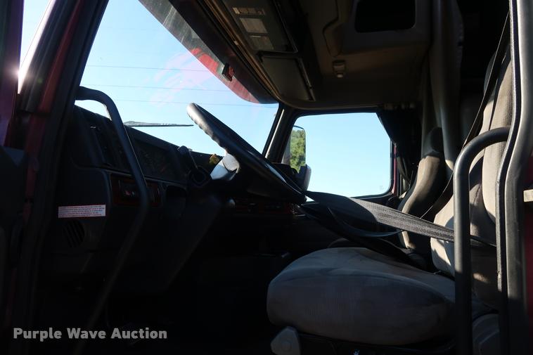 image for item DD1622 2002 Volvo VNL semi truck