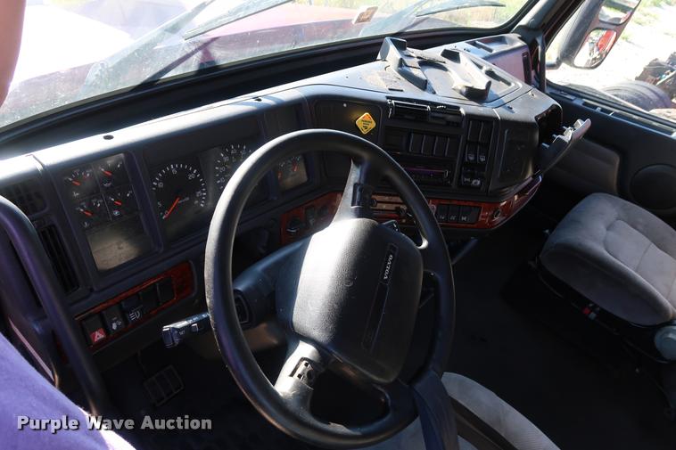 image for item DD1622 2002 Volvo VNL semi truck