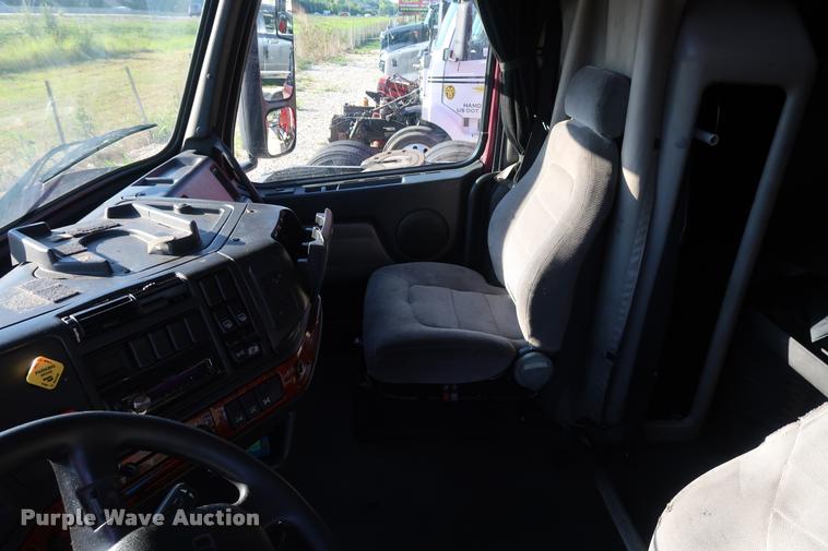 image for item DD1622 2002 Volvo VNL semi truck