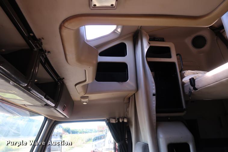 image for item DD1622 2002 Volvo VNL semi truck