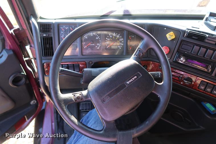 image for item DD1622 2002 Volvo VNL semi truck