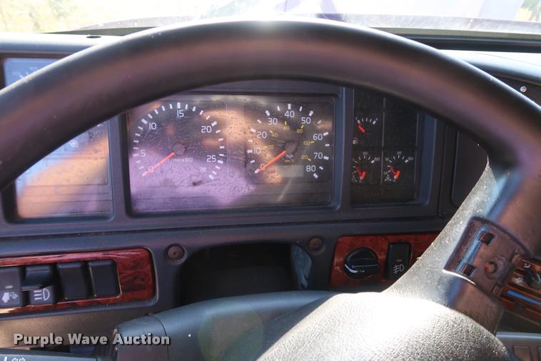 image for item DD1622 2002 Volvo VNL semi truck