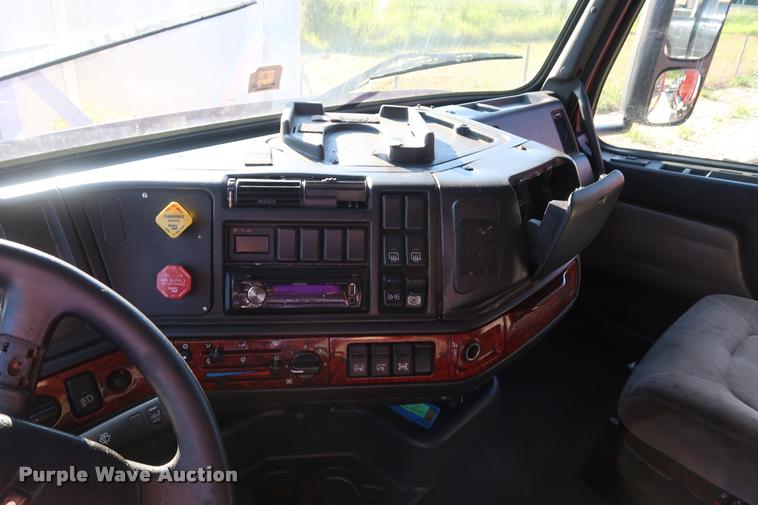 image for item DD1622 2002 Volvo VNL semi truck