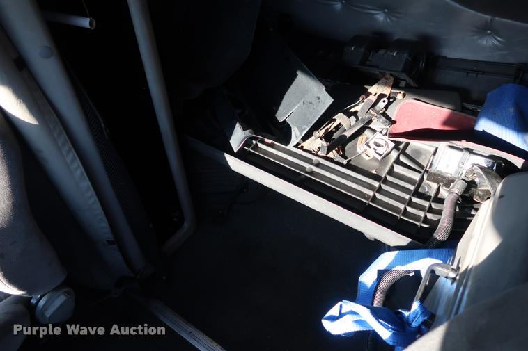 image for item DD1622 2002 Volvo VNL semi truck