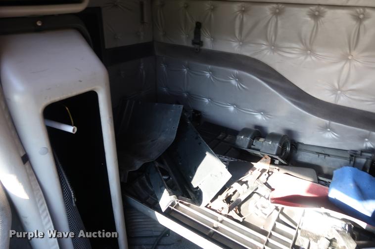 image for item DD1622 2002 Volvo VNL semi truck