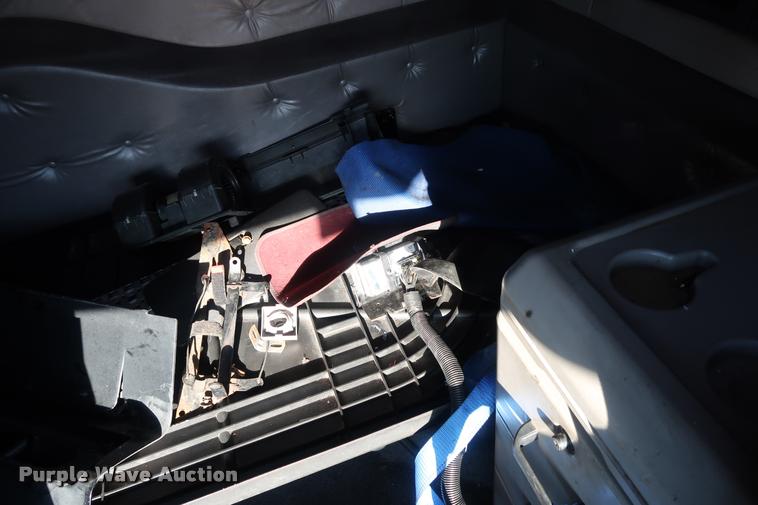 image for item DD1622 2002 Volvo VNL semi truck