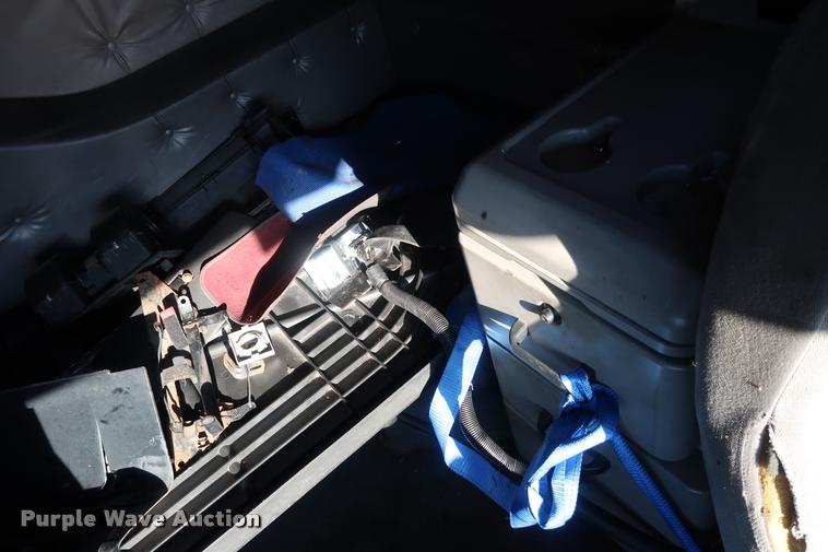 image for item DD1622 2002 Volvo VNL semi truck