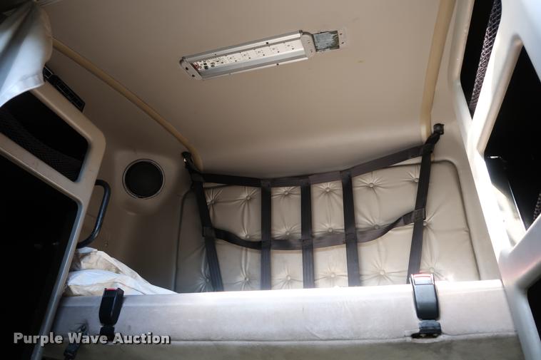 image for item DD1622 2002 Volvo VNL semi truck