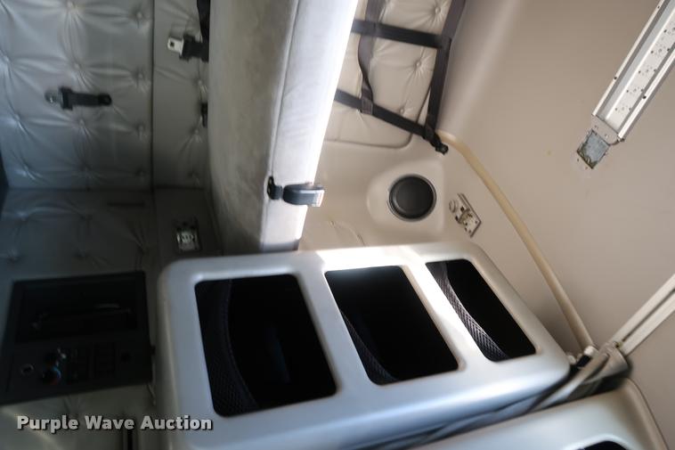 image for item DD1622 2002 Volvo VNL semi truck