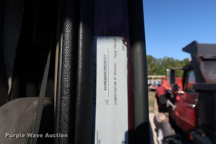 image for item DD1622 2002 Volvo VNL semi truck