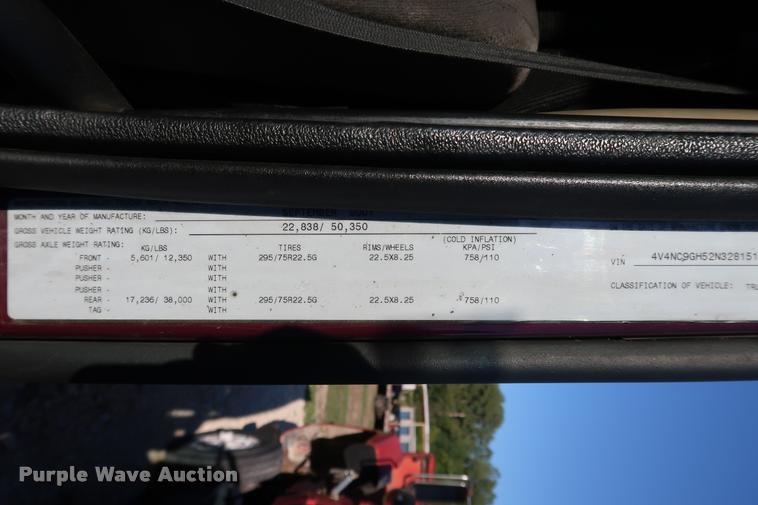 image for item DD1622 2002 Volvo VNL semi truck