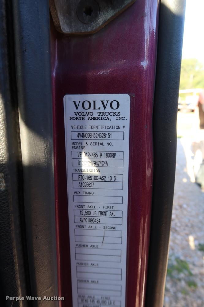 image for item DD1622 2002 Volvo VNL semi truck