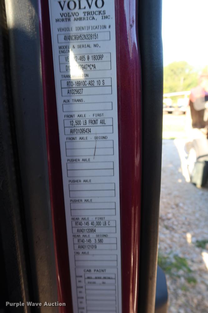 image for item DD1622 2002 Volvo VNL semi truck