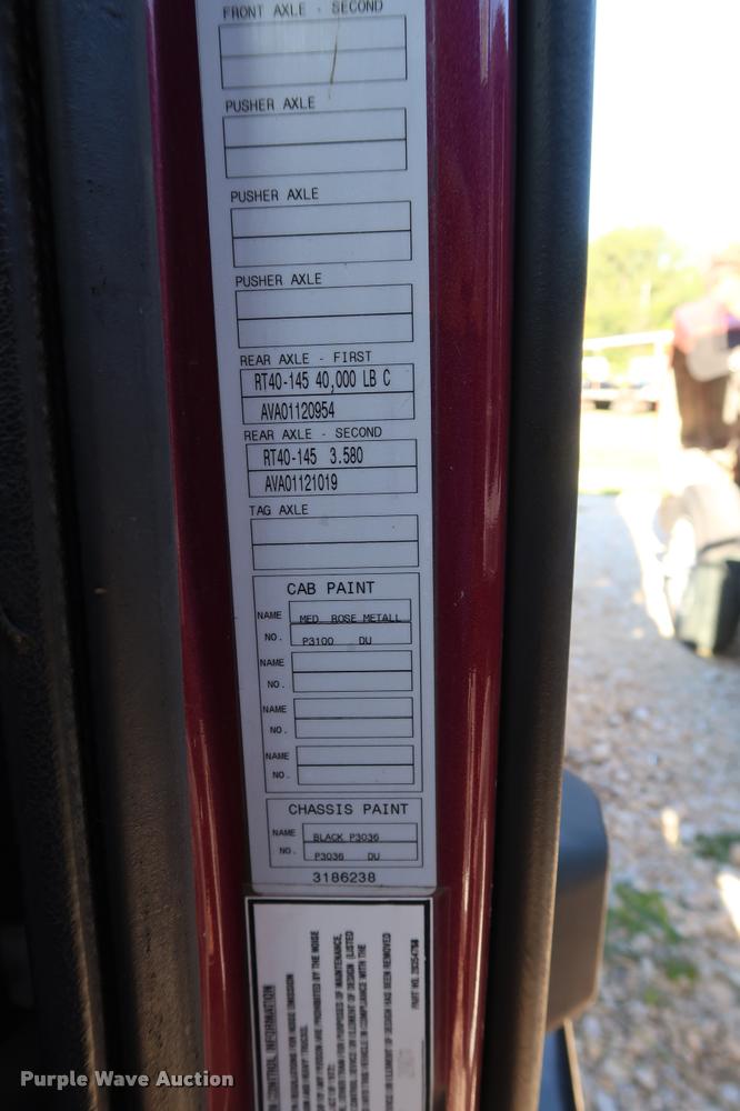 image for item DD1622 2002 Volvo VNL semi truck