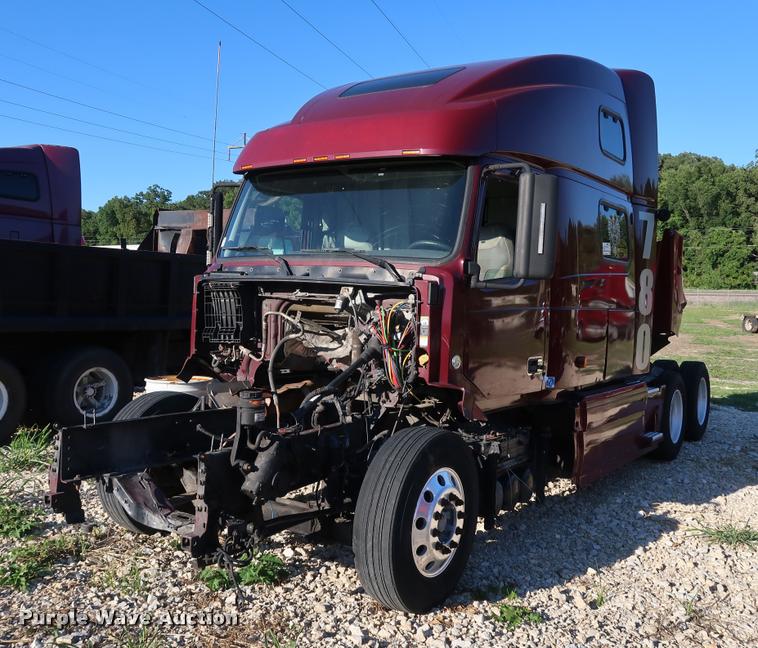 image for item DD1623 2007 Volvo VNL semi truck