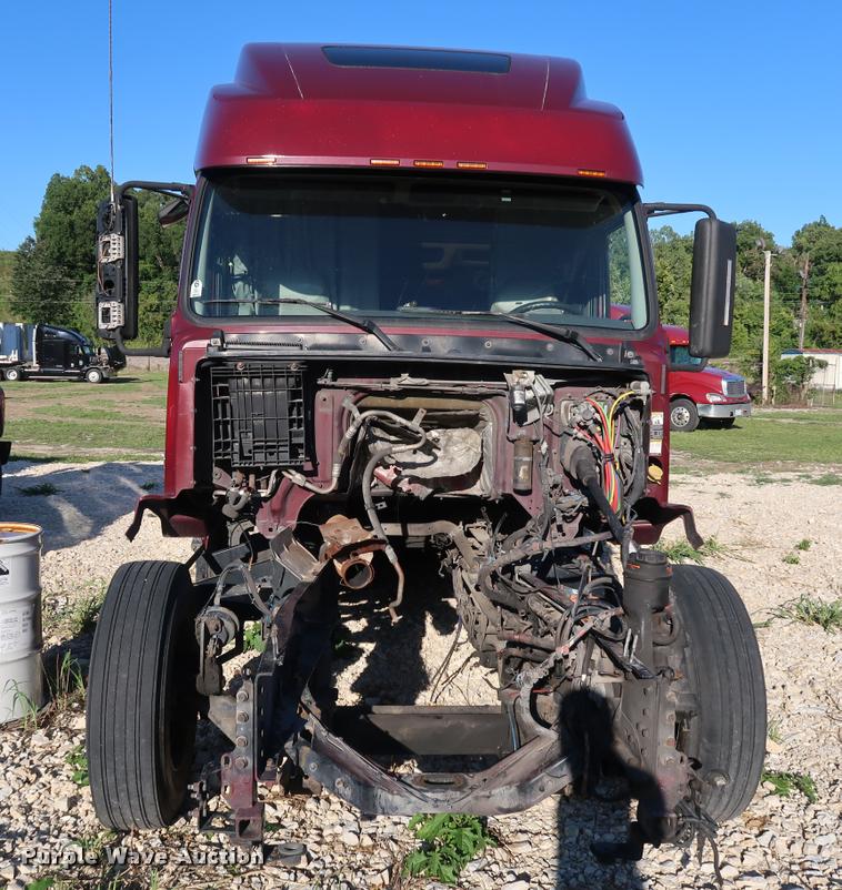 image for item DD1623 2007 Volvo VNL semi truck