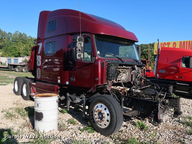 image for item DD1623 2007 Volvo VNL semi truck