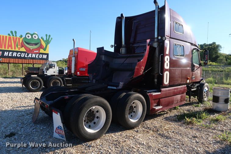 image for item DD1623 2007 Volvo VNL semi truck