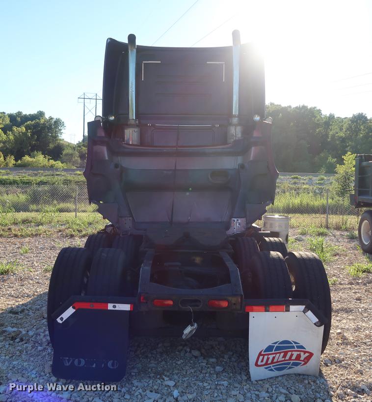 image for item DD1623 2007 Volvo VNL semi truck