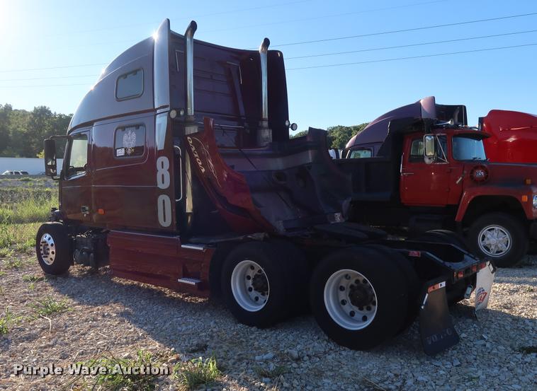 image for item DD1623 2007 Volvo VNL semi truck