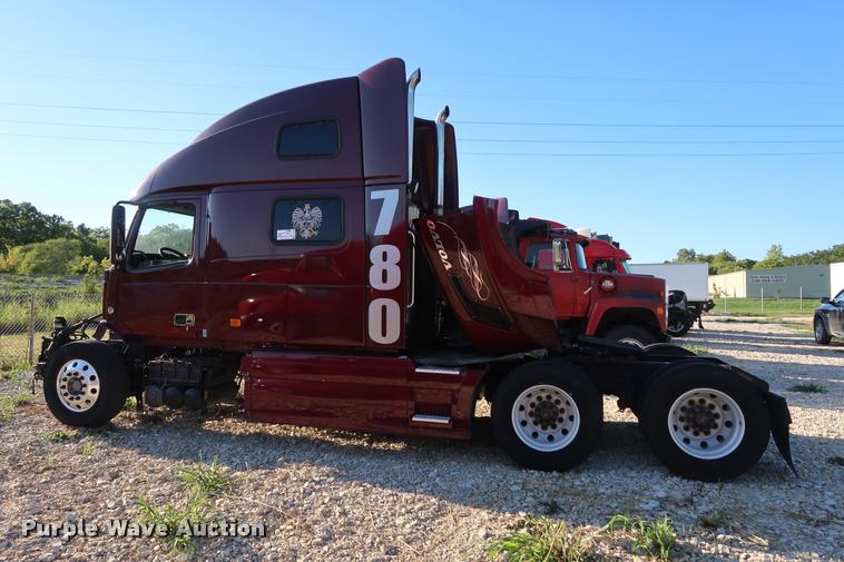 image for item DD1623 2007 Volvo VNL semi truck