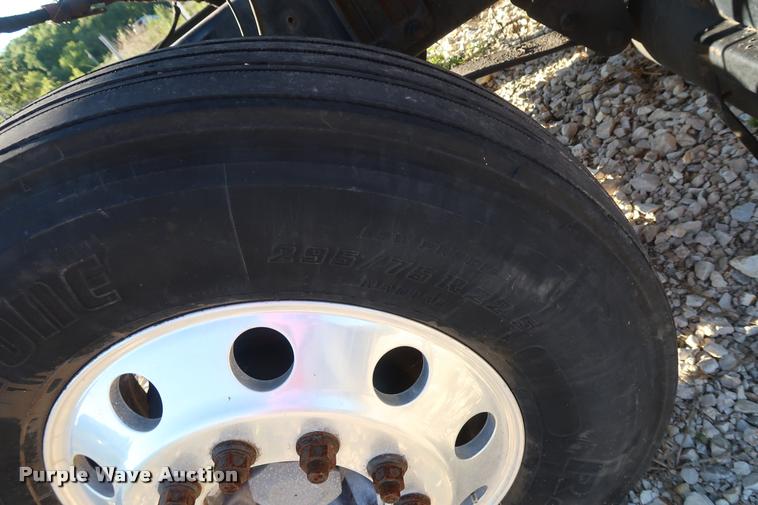 image for item DD1623 2007 Volvo VNL semi truck