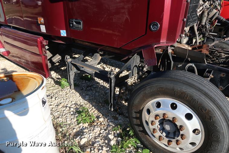 image for item DD1623 2007 Volvo VNL semi truck