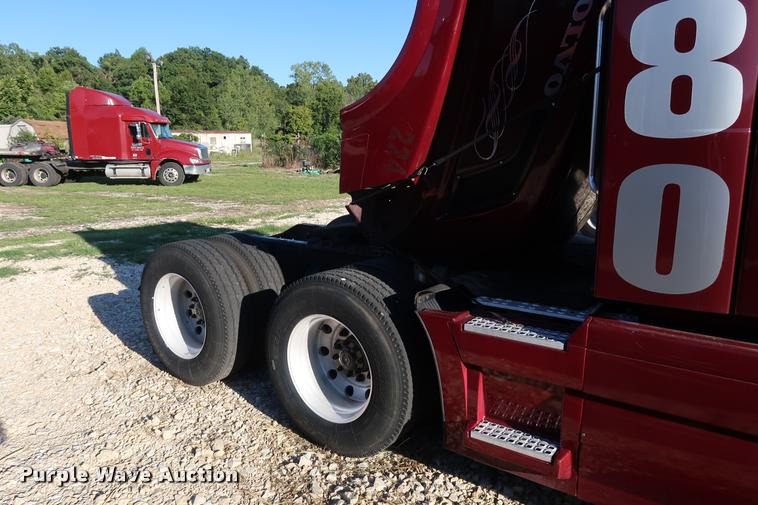 image for item DD1623 2007 Volvo VNL semi truck