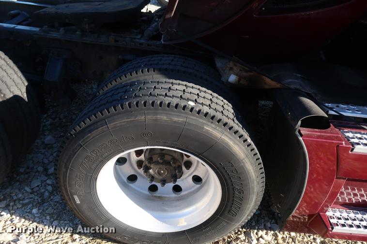 image for item DD1623 2007 Volvo VNL semi truck