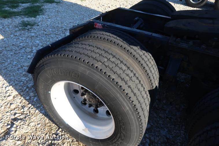 image for item DD1623 2007 Volvo VNL semi truck