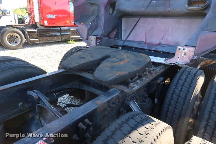 image for item DD1623 2007 Volvo VNL semi truck