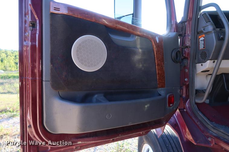 image for item DD1623 2007 Volvo VNL semi truck