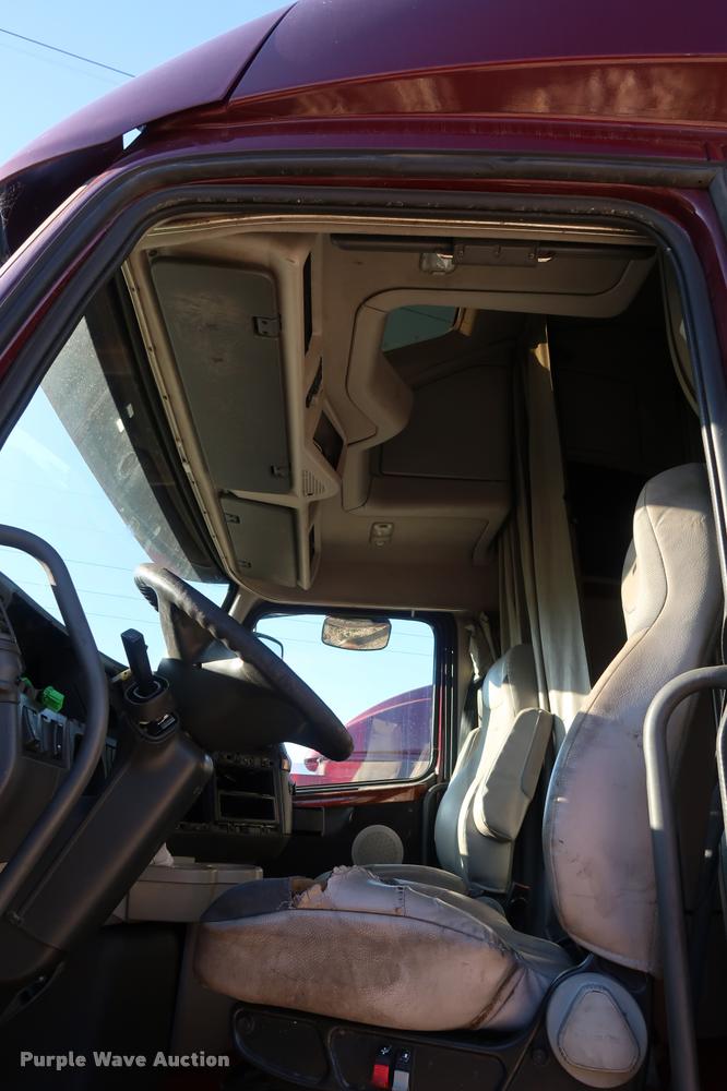 image for item DD1623 2007 Volvo VNL semi truck