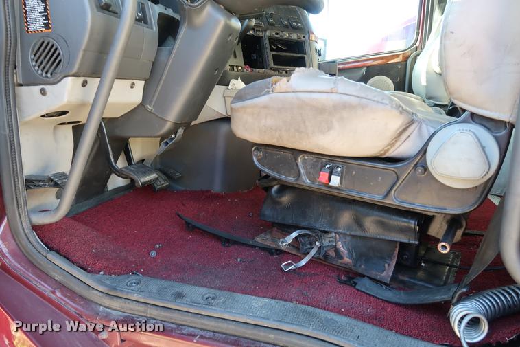 image for item DD1623 2007 Volvo VNL semi truck