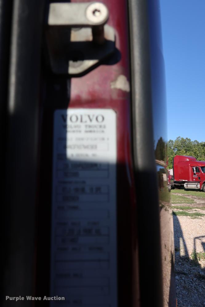 image for item DD1623 2007 Volvo VNL semi truck