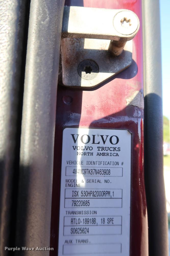 image for item DD1623 2007 Volvo VNL semi truck