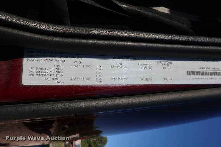 image for item DD1623 2007 Volvo VNL semi truck