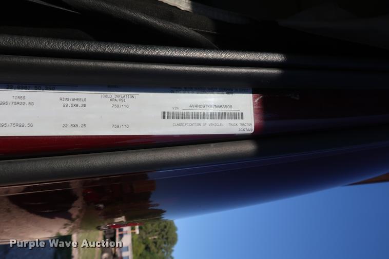 image for item DD1623 2007 Volvo VNL semi truck