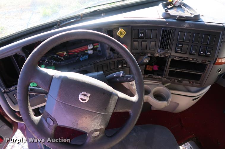 image for item DD1623 2007 Volvo VNL semi truck