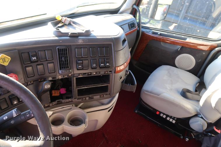image for item DD1623 2007 Volvo VNL semi truck