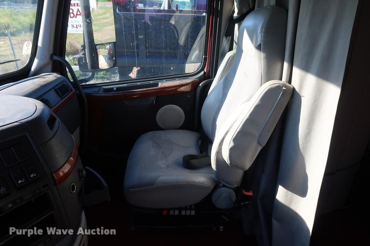 image for item DD1623 2007 Volvo VNL semi truck