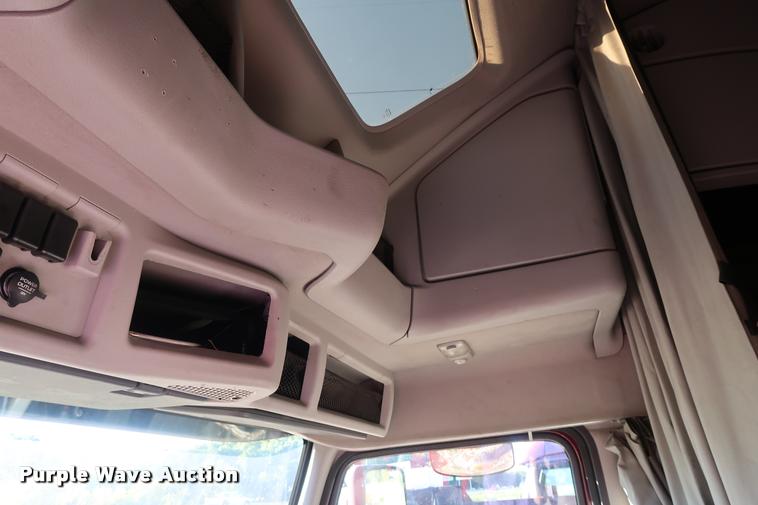 image for item DD1623 2007 Volvo VNL semi truck