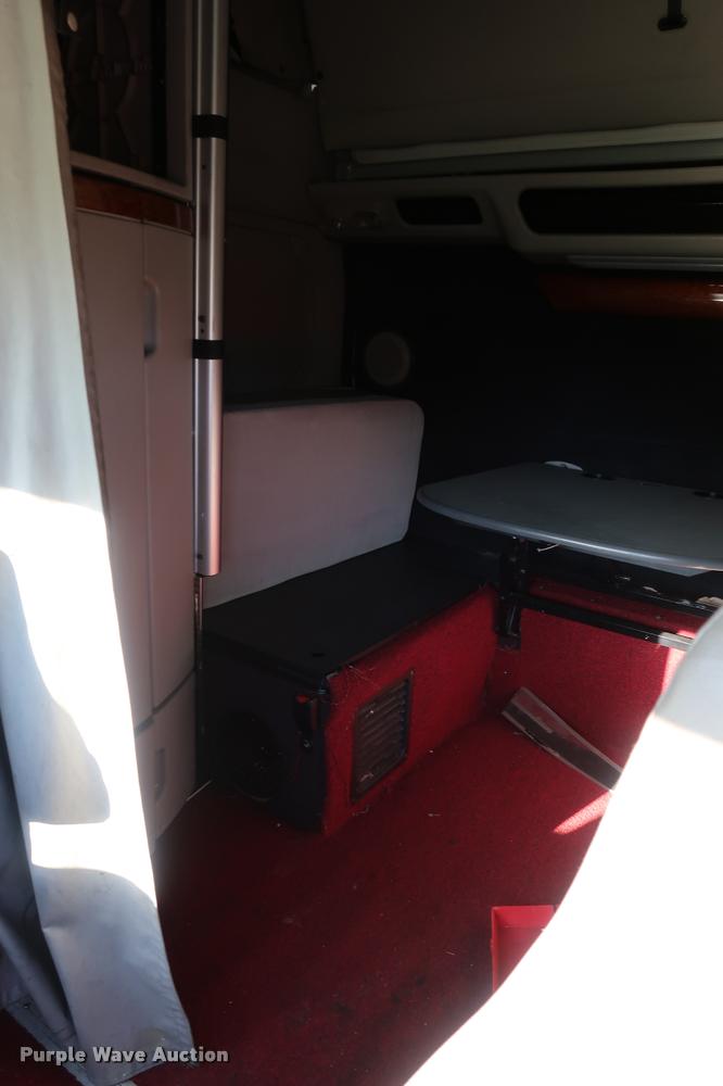 image for item DD1623 2007 Volvo VNL semi truck