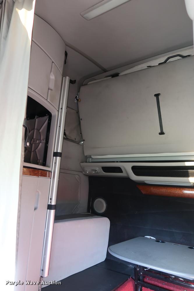 image for item DD1623 2007 Volvo VNL semi truck