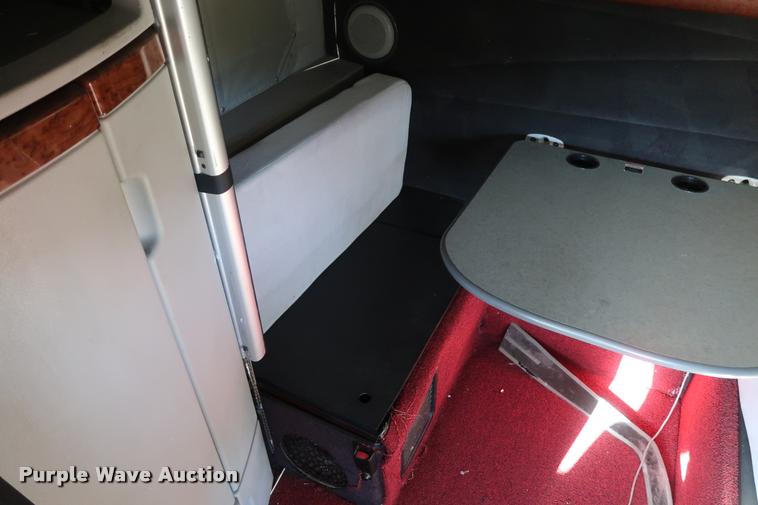 image for item DD1623 2007 Volvo VNL semi truck