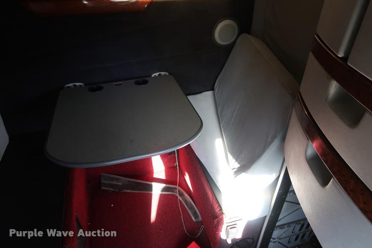 image for item DD1623 2007 Volvo VNL semi truck