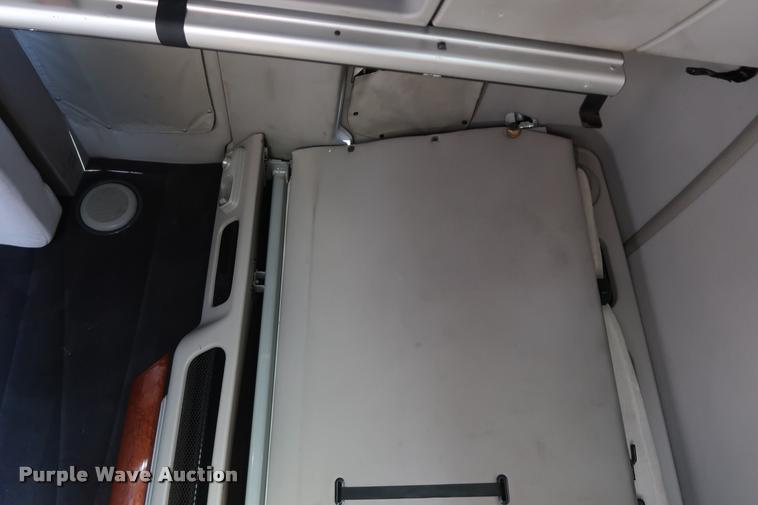 image for item DD1623 2007 Volvo VNL semi truck